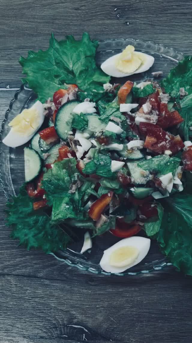 Салат лёгкий с тунцом отличная подача к столу.