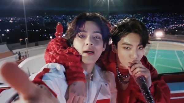 Во всем мире Тэкук сейчас становятся самой любимой парой. Волна любви к Тэхёну и Чонгуку накрыла.