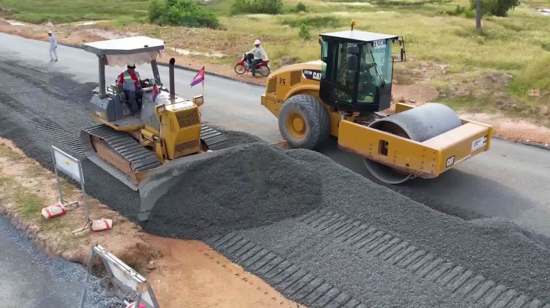 Бульдозер Komatsu и грейдер - мастера идеальной дороги