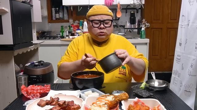 Бургеры,хрустящая курочка и жареная колбаса смотреть онлайн