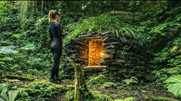 Построила убежище из камня в одиночку в тропическом лесу. Бушкрафт