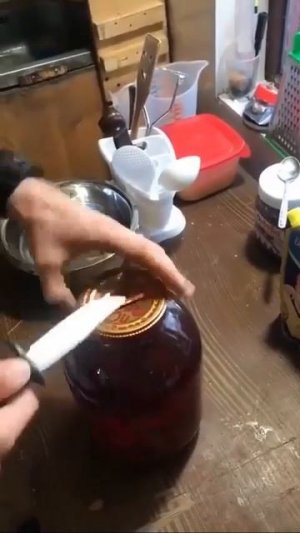 Как можно открыть банку, имея только нож?