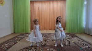 Ансамбль "Карамельки"
Песня "Я маленькая девочка"