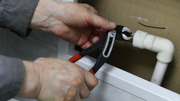 Нехваткой сантехников в России стали пользоваться мошенники