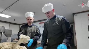 Специалисты продовольственной службы бесперебойно обеспечивают войска всем необходимым.