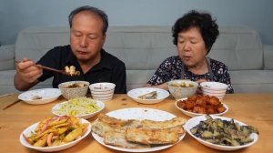 Жареная рыба и большое количество овощей КОРЕЙСКИЕ блюдо Мукбанг