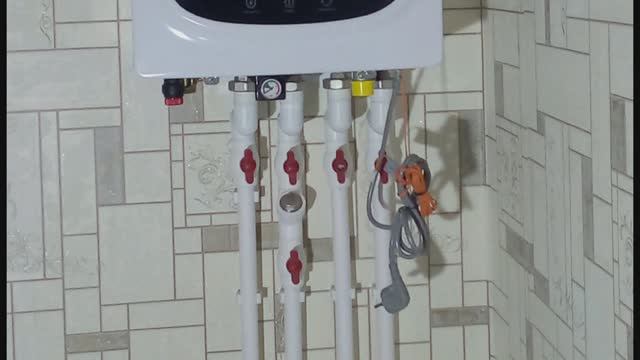 Сделал пластиковое отопление и подсоединил настенную газовую колонку к отоплению . смотреть онлайн