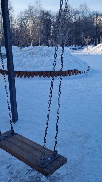 Качели зимой