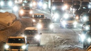 Москвичей призвали перенести поездки на машинах во время снегопада 19 февраля