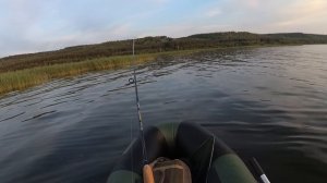 МОМЕНТ ПОКЛЕВКИ КРУПНОЙ ЩУКИ СНЯТЫЙ НА КАМЕРУ, КОЕ КАК ЗАТАЩИЛ В ЛОДКУ.