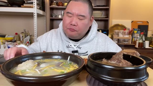 Пельмени в наваристом бульоне и мясо говядины МУКБАНГ смотреть онлайн