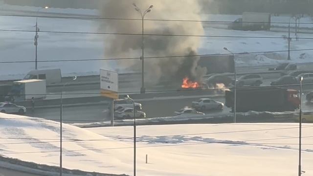 Горящий автомобиль на МКАД вблизи Боровского шоссе смотреть онлайн