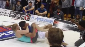 Турнир по грепплингу - девушка против парня