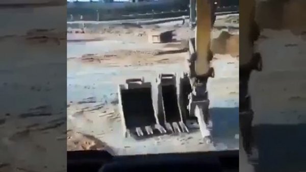 Экскаваторщик очищает свою рабочую территорию после тяжелого трудового дня.