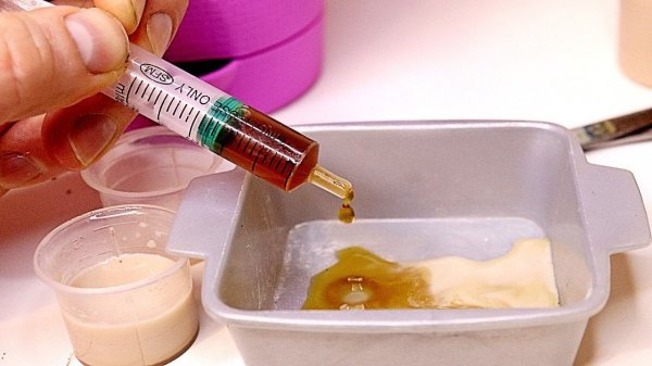 Семена помидор и перца всходят дружно после этого, с крепким стебельком не вытягиваются не бледнеют.