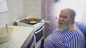 БЛИНЫ НА МАСЛЕНИЦУ МАСТЕР РАБОТАЕТ НА КУХНЕ