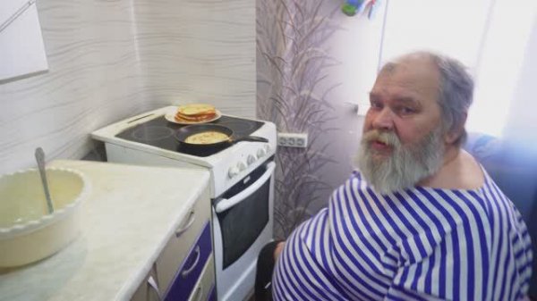 БЛИНЫ НА МАСЛЕНИЦУ МАСТЕР РАБОТАЕТ НА КУХНЕ