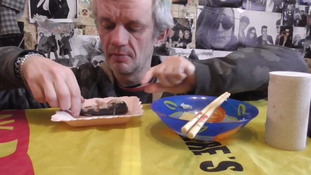 мукбанг чай селёдка малоки и варёный картофель