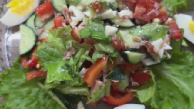 Салат лёгкий с тунцом отличная подача к столу.