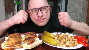 мукбанг/обжорыч/жареная картошка, мясные бутерброды и солёные огурцы/