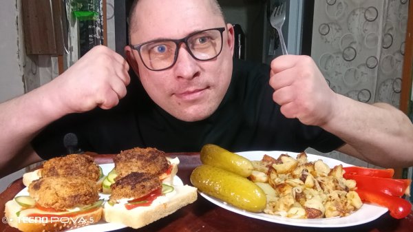 мукбанг/обжорыч/жареная картошка, мясные бутерброды и солёные огурцы/