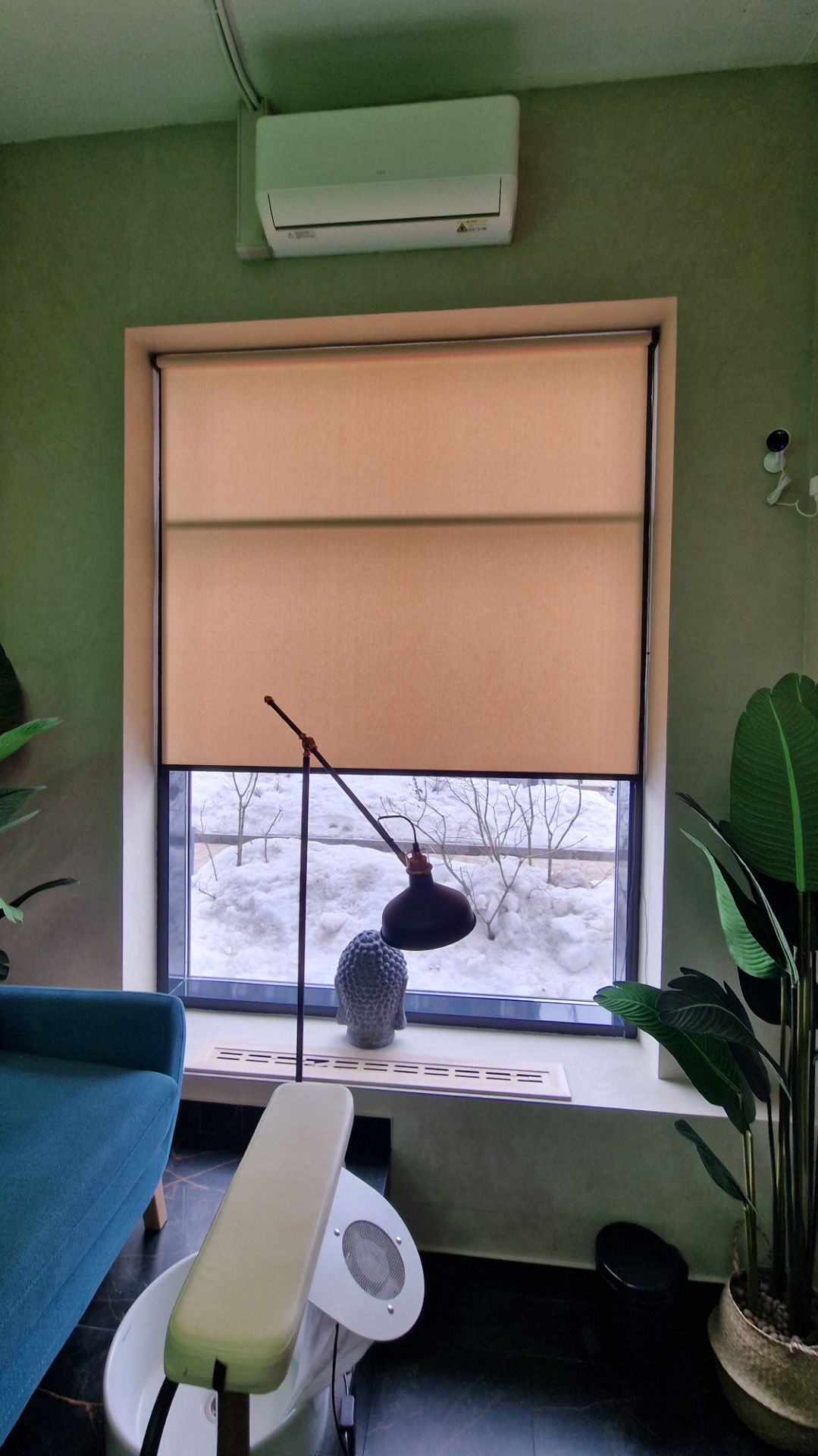 Ткань Карина Персик. Фурнитура антрацит. Свободновисящая рулонная штора