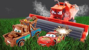 МУЛЬТИКИ ПРО МАШИНКИ 🚗 ТРАКТОР ПЫТАЕТСЯ ПОЙМАТЬ МАКВИН. ОТВАЖНЫЙ ДРУГ МЭТР СПЕШИТ ЕМУ НА ПОМОЩЬ