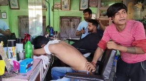 Индийский придорожный парикмахер делает потрясающий массаж головы и тела