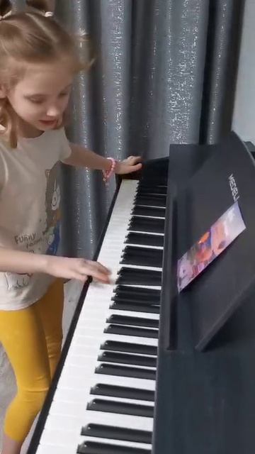 Увидела во сне как играет на пианино и стала заниматься