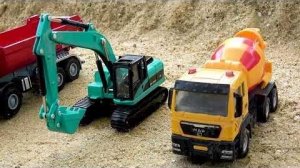 Строительная машина провалилась в яму | История игрушек автокрана-спасателя
