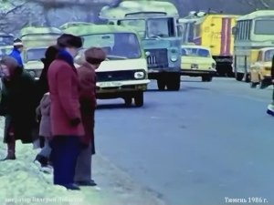 1986 год. Тюмень. Пешеходы переходят улицы где попало. Инспектор ГАИ расстроен.