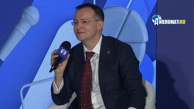 «Я вычеркиваю даты из истории»: Мединский о новом учебнике, русском мире и ИИ против фейков смотреть онлайн