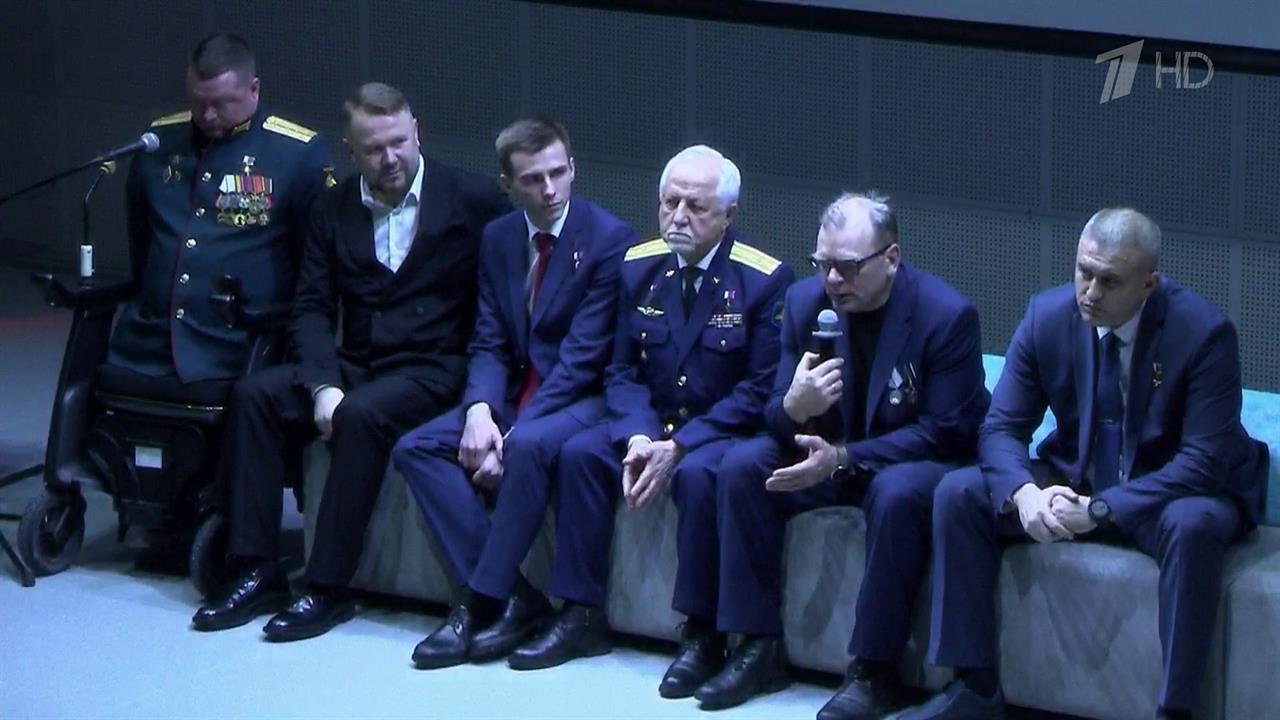 Герои России провели урок мужества в одной из московских школ смотреть онлайн