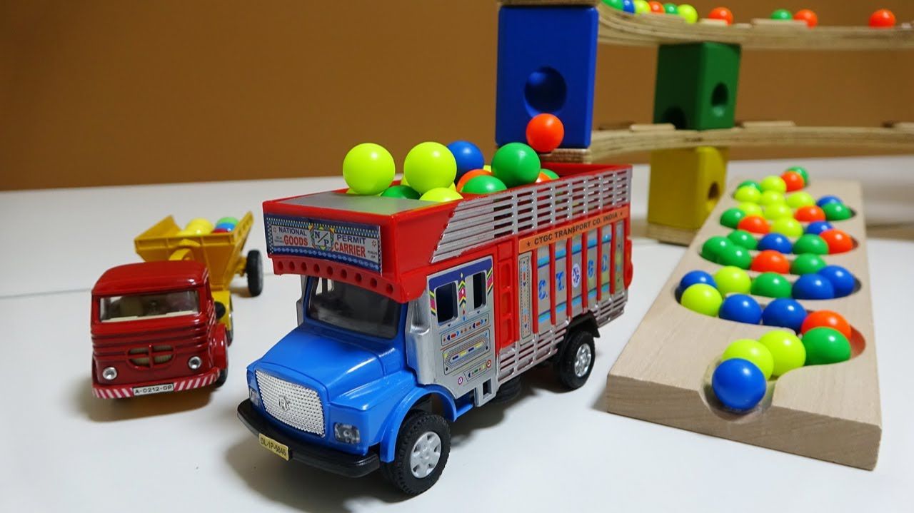 РАЗВИВАЮЩЕЕ ДЛЯ ДЕТЕЙ ДЛИННЫЙ СКЛОН ДЛЯ ШАРИКОВ РЕТРО ГРУЗОВИК ИГРАЕМ И УЧИМСЯ СИНИЙ ТРАКТОР смотреть онлайн