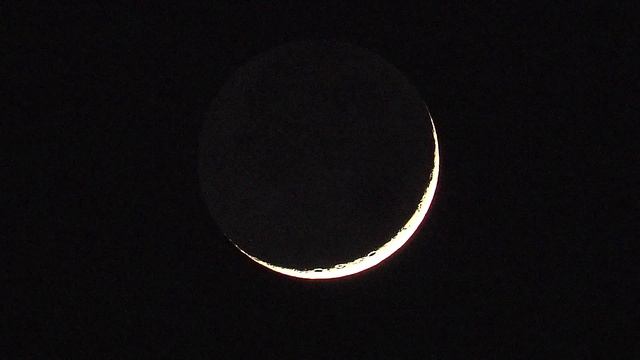 Спутник пролетает перед Луной смотреть онлайн