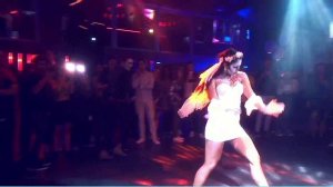 Белое платье, дрожь на руках