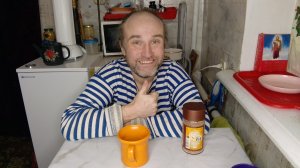 кофепитие с Рыжулей. спасибо за донат. настроение не очень, но потом стало лучше. мой кот трампист.