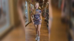 Примерка летних платьев для подростков - коллекция 2026 года