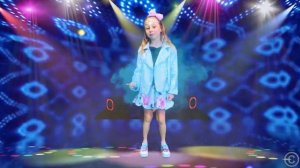 Настя учится наряжаться на диско вечеринку. Веселая ис