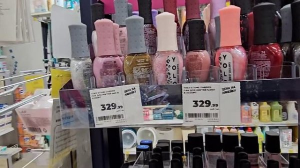 Irina hindi life/Идём с сестрой в Магнит. Ищем мне помаду поярче.