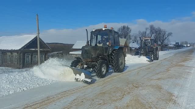 Гребут снег КамАЗ, тракторы МТЗ !