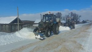 Гребут снег КамАЗ, тракторы МТЗ !