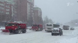 Снежный шторм в Москве стал испытанием для пешеходов, автомобилистов и коммунальных служб.