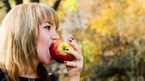 А ты яблочко ела