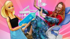 БАРБИ ОТРАВИЛАСЬ?! 😱👵 Баба Маня берёт больницу в свои руки! Кукла Доктор спасает положение! 🏥