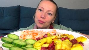 Мукбанг  вторяки картошка с колбасой, огурцы, капуста квашенная. еда вкуснота.