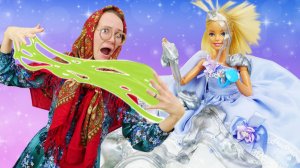 СВАДЕБНОЕ КОЛЬЦО БАРБИ УПАЛО В КАНАЛИЗАЦИЮ! 💍😱 Баба Маня вызывает САНТЕХНИКА! 👵🔧