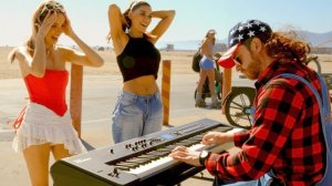 Пианист пранкует пляжных девушек.