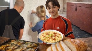 ВТОРОЙ МЕСЯЦ ДЕЛАЕМ РЕМОНТ/СЫН ГОТОВИТ, МЫ КЛЕИМ ОБОИ/НАШЛИ В САРАЕ ТРИ СУНДУКА/ПЕЧЕМ ДОМАШНИЙ ХЛЕБ