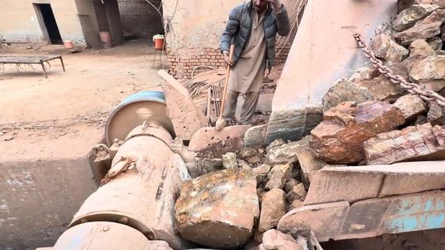 Экстремальный затор в бункере! Рабочие убирают гигантские камни и разбивают их молотком | Дробление